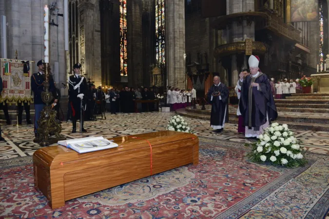 Funerali del Cardinale Tettamanzi | Il Cardinale Angelo Scola benedice la salma del Cardinale Dionigi Tettamanzi ai funerali, Duomo di Milano, 8 agosto 2017 | www.chiesadimilano.it