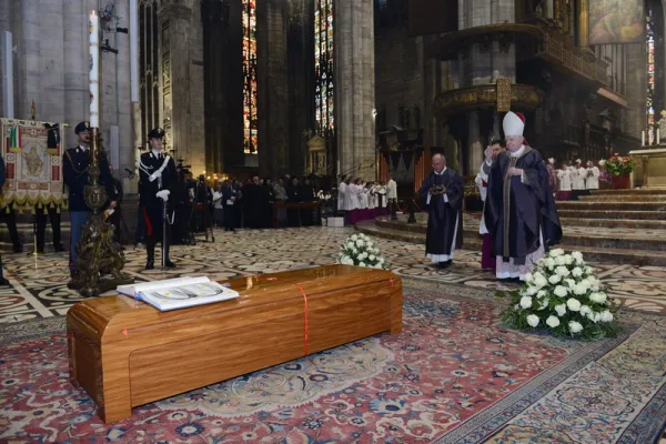 Il Cardinale Angelo Scola benedice la salma del Cardinale Dionigi Tettamanzi ai funerali, Duomo di Milano, 8 agosto 2017 / www.chiesadimilano.it