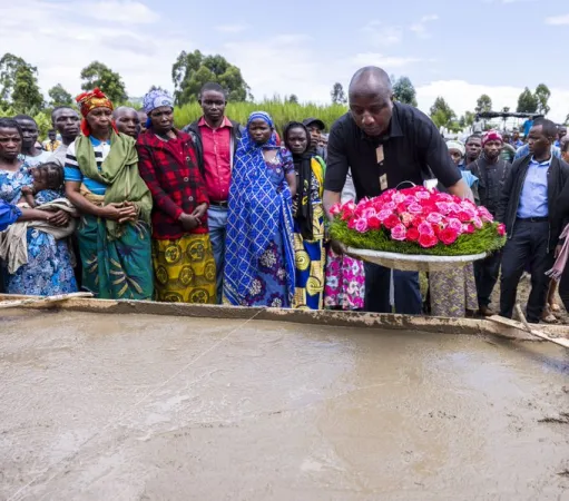 Alluvioni in Rwanda | Funerale di alcuni dei morti dell'alluvione che ha colpito il Rwanda | Twitter Primo Ministro del Rwanda