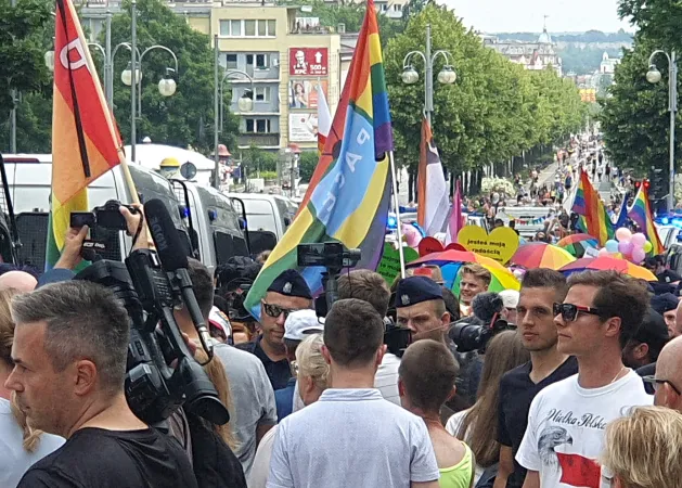 La parata Gay Pride a Czestochowa tenta di arrivare al monastero.    |  |  Mariusz Ksiazek