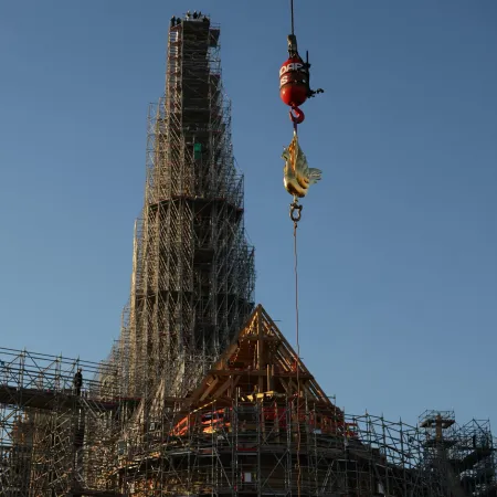 Notre Dame de Paris | Il nuovo gallo della Basilica di Notre Dame issato sulla cima della guglia | twitter LaVanguardia