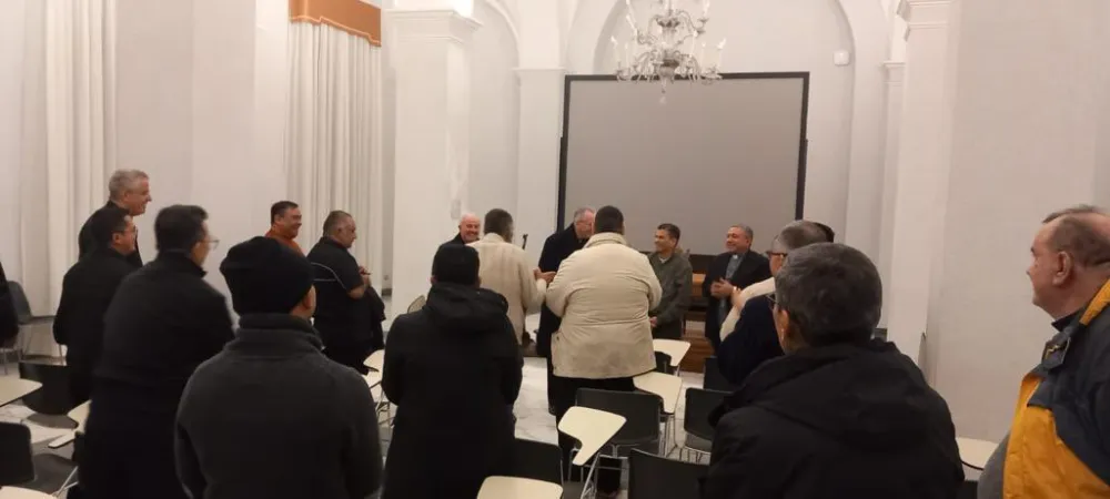 Parolin, Nicaragua | Il cardinale Parolin accoglie i vescovi, sacerdoti e seminaristi liberati dal Nicaragua | Twitter @tweetingpriest