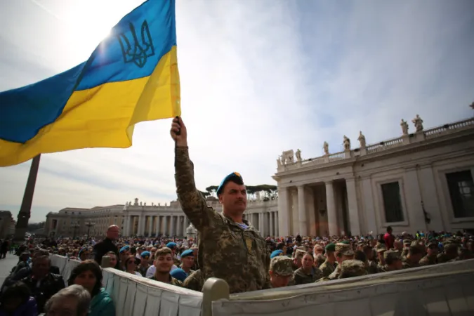 Un soldato ucraino in piazza San Pietro (archivio) |  | CNA