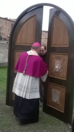 Il vescovo Pasotti apre la Porta Santa | Il vescovo Pasotti apre la Porta Santa di Rustivo, Georgia, 7 dicembre 2015 | Diocesi di Rustivo