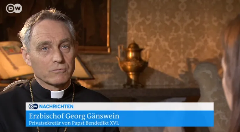 Una immagine dalla intervista dell' arcivescovo Gänswein a DW |  | DW