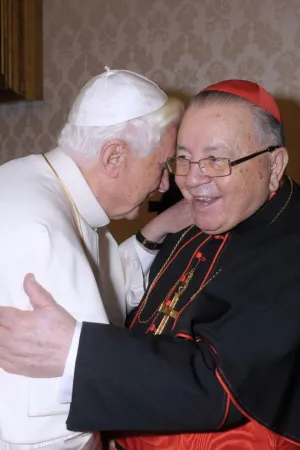Papa Benedetto XVI abbraccia il Cardinale Giordano |  | L'Osservatore Romano