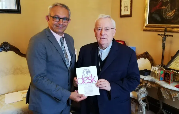 Vincenzo Varagona e il cardinale Bassetti con la rivista dell' UCSI Desk |  | UCSI