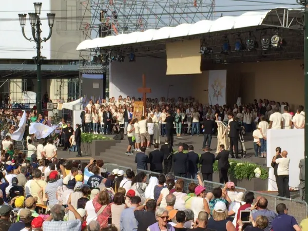 Papa Giovani Torino | Il Papa prega davanti alla croce della GMG in Piazza Vittorio a Torino | Marco Mancini/Aci Group