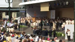Il Papa prega davanti alla croce della GMG in Piazza Vittorio a Torino / Marco Mancini/Aci Group