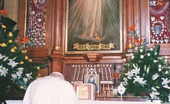 Giovanni Paolo II sulla tomba di santa Faustina  |  | pd