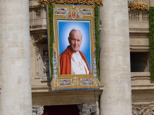 L'arazzo con l'immagine di San Giovanni Paolo II |  | Catholic News Agency
