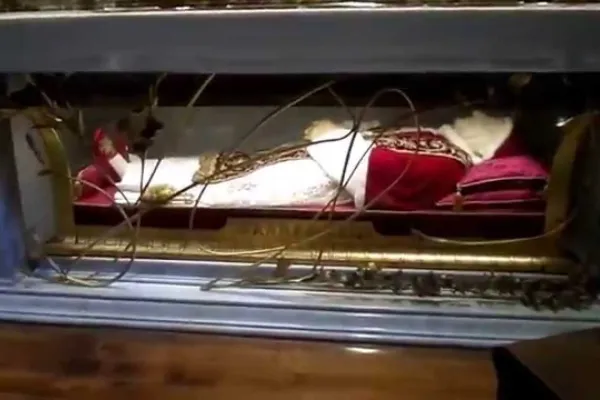 La tomba di Giovanni XXIII nella Basilica Vaticana / YouTube