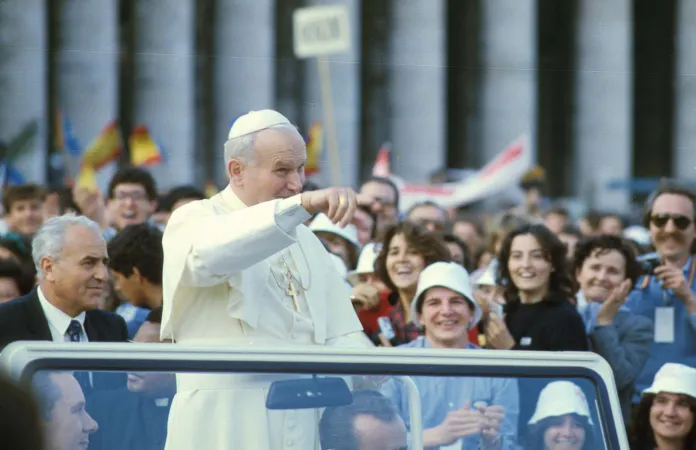 Giovanni Paolo II in Piazza San Pietro nel 1984 |  | pd