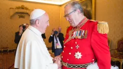 Papa Francesco e il Gran Maestro dell'Ordine di Malta durante una udienza / www.orderofmalta.int