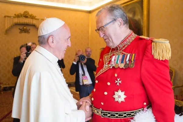 Papa Francesco e il Gran Maestro dell'Ordine di Malta durante una udienza / www.orderofmalta.int