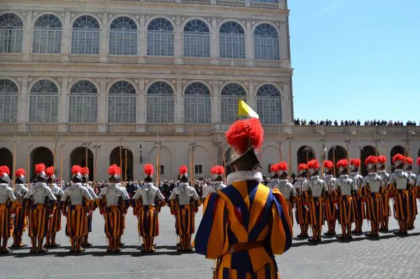 La Guardia Svizzera Pontificia schierata nel cortile di San Damaso |  | Daniel Ibáñez CNA