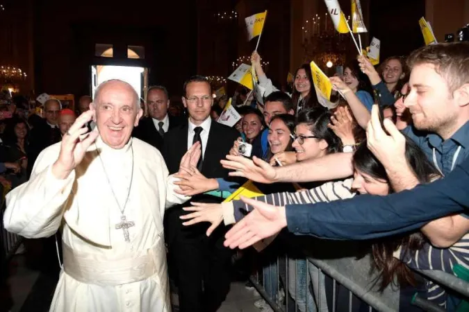 Papa Francesco con alcuni giovani a Genova |  | Vatican Media/ ACI Group
