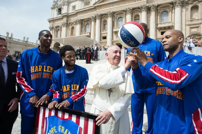 Papa Harlem | Il Papa con gli Harlem Globetrotters, una squadra di pallacanestro 