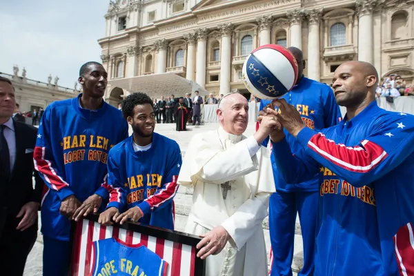 Il Papa con gli Harlem Globetrotters, una squadra di pallacanestro "spettacolo" americana / © L'Osservatore Romano Foto