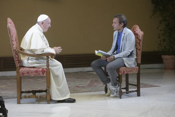 Un momento dell'intervista di don Marco Pozza a Papa Francesco | L'Osservatore Romano / TV 2000