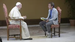 Un momento dell'intervista di don Marco Pozza a Papa Francesco / L'Osservatore Romano / TV 2000