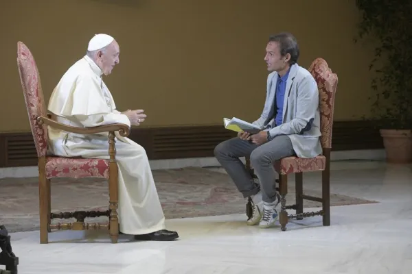 Un momento dell'intervista di don Marco Pozza a Papa Francesco / L'Osservatore Romano / TV 2000