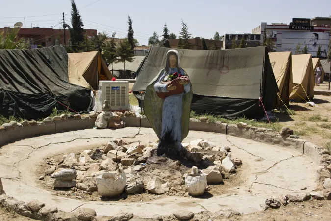 Campo profughi Medio Oriente | Una statua della Madonna in un campo rifugiati visitato dal Cardinale Mahony e l'arcivescovo Tomasi | Sezione MIgranti - Dicastero per il Servizio dello Sviluppo Integrale