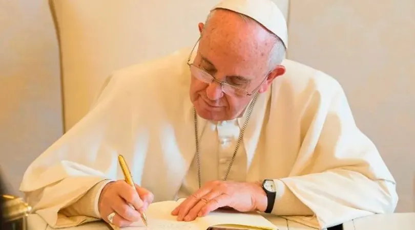 Immagine referenziale. Papa Francesco scrive. Foto: Vatican Media | Immagine referenziale. Papa Francesco scrive. 
 | Foto: Vatican Media