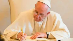 Immagine referenziale. Papa Francesco scrive. 
 / Foto: Vatican Media