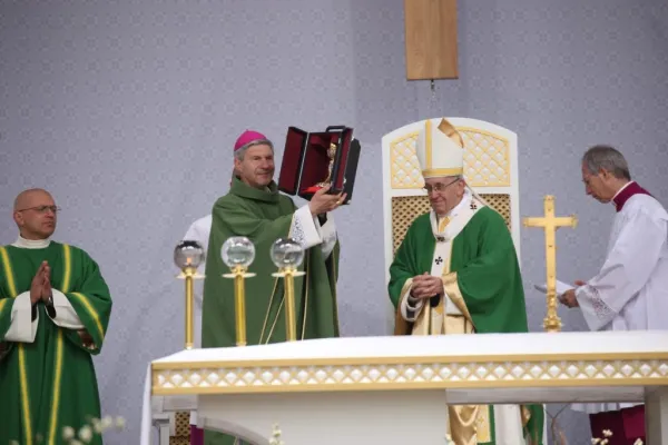 L'arcivescovo di Kaunas, Virbalas, con Papa Francesco al termine della Messa a Kaunas, 23 settembre 2018 / popieziausvizitas.lt