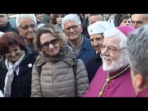 il vescovo Giovanni Roncari al suo arrivo a Orbetello nel 2015 | youtube