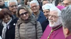 il vescovo Giovanni Roncari al suo arrivo a Orbetello nel 2015 / youtube