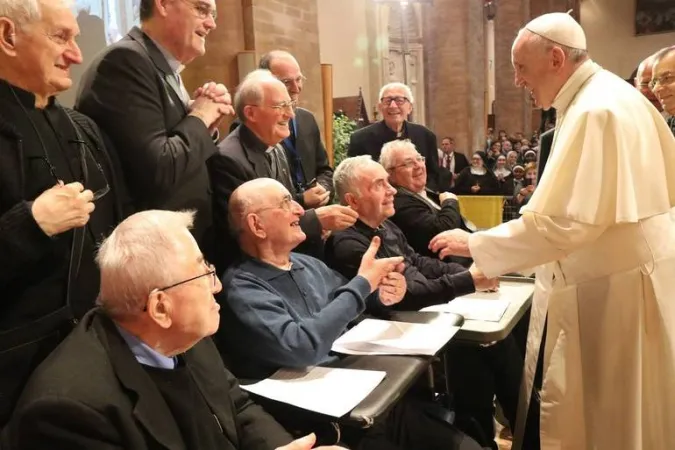 Papa Francesco con i preti anziani  |  | www.corrierecesenate.it