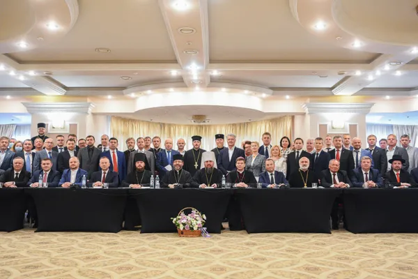 Una foto di gruppo del Consiglio Pan-Ucraino delle Chiese e delle Organizzazioni Religiose / UCCRO