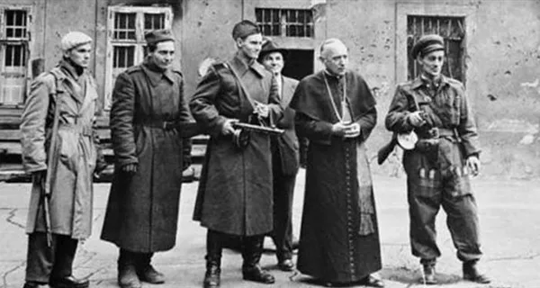 Cardinale Mindszenty | Arresto del Cardinale Mindszenty in Ungheria | pd
