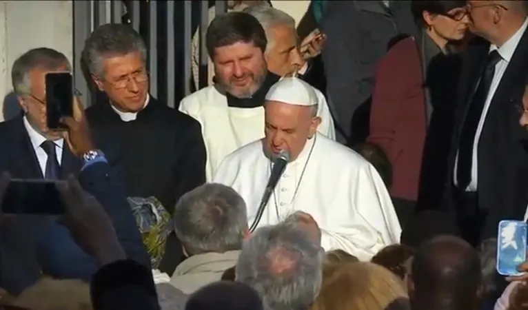 Il Papa saluta i fedeli all'esterno della basilica  |  | CTV