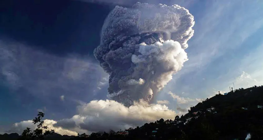 Vulcano La Soufriere, St. Vincent e Grenadine | L'eruzione del vulcano La Soufriere a St. Vincent e Grenadine | UN 