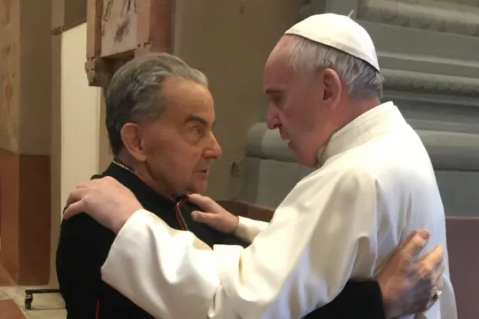 Il Papa a Carpi abbraccia il Cardinale Caffarra |  | L'Osservatore Romano