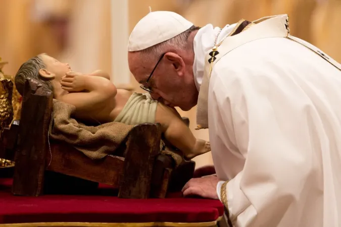 Papa Francesco venera il Bambino Gesù |  | Daniel Ibanez CNA