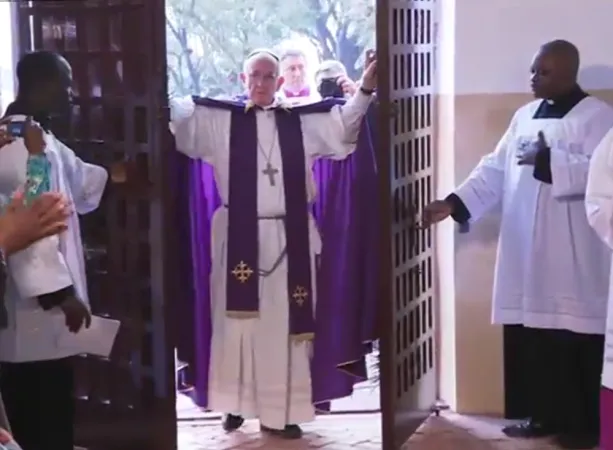 Papa Francesco apre la Porta Santa a Bangui |  | CTV