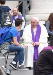 Papa Francesco confessa i ragazzi in piazza |  | www.chiesadimilano.it
