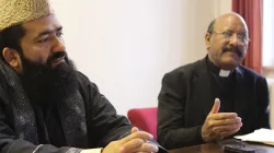 L'Imam Azad e Padre Channan durante un incontro / ACS