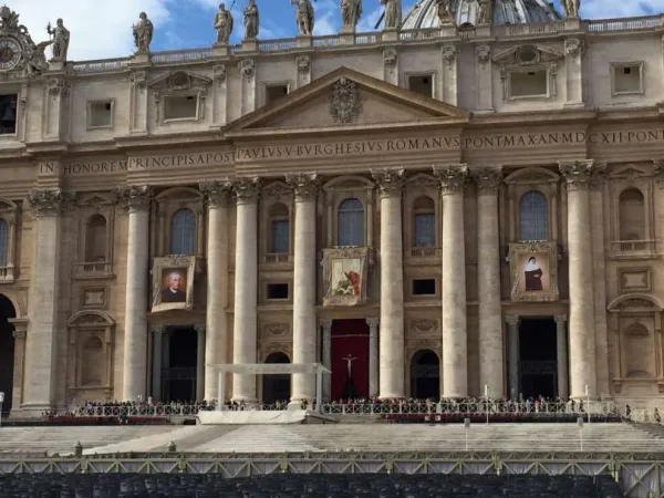 La Basilica di San Pietro preparata per una delle cerimonie di canonizzazione dello scorso anno | Alan Holdren / CNA 