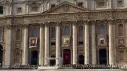 La Basilica di San Pietro preparata per una delle cerimonie di canonizzazione dello scorso anno / Alan Holdren / CNA 