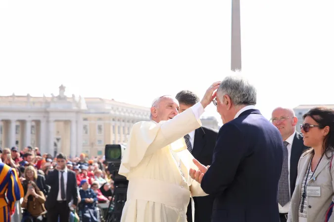 Papa Francesco saluta Angelo Scelzo | Papa Francesco saluta Angelo Scelzo, vicedirettore della Sala Stampa vaticana | Alexey Gotovskiy / ACI Group