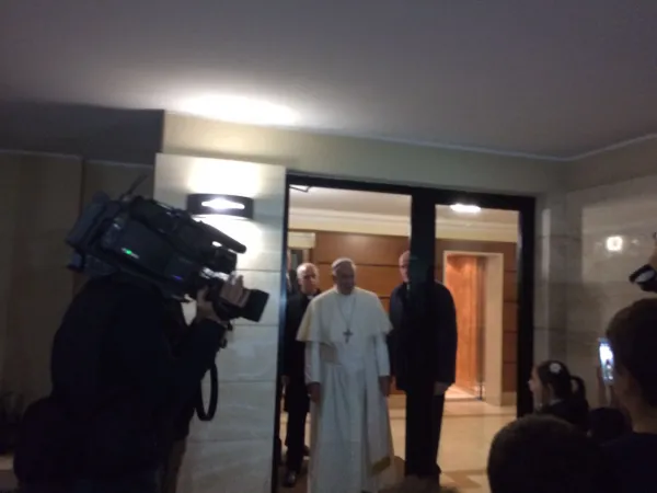 Il Papa esce dal palazzo dove ha incontrato le famiglie degli ex sacerdoti  |  | AciStampa