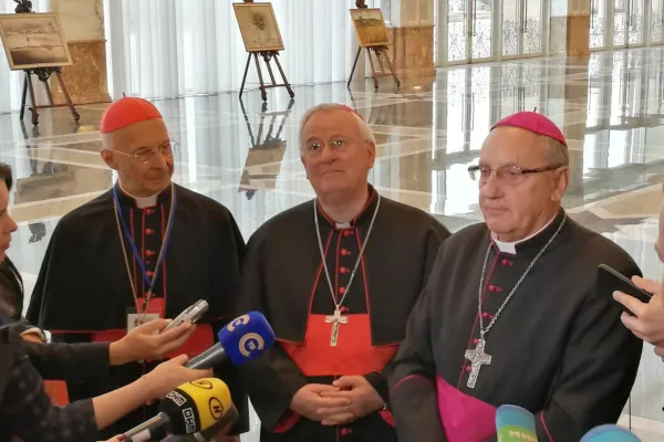 Il Cardinale Gualtiero Bassetti (al centro) nel palazzo presidenziale di Minsk. Alla sua destra, il Cardinale Angelo Bagnasco, presidente del CCEE. Alla sua sinistra, l'arcivescovo Kondrusiewicz di Minsk / AG / ACI Stampa