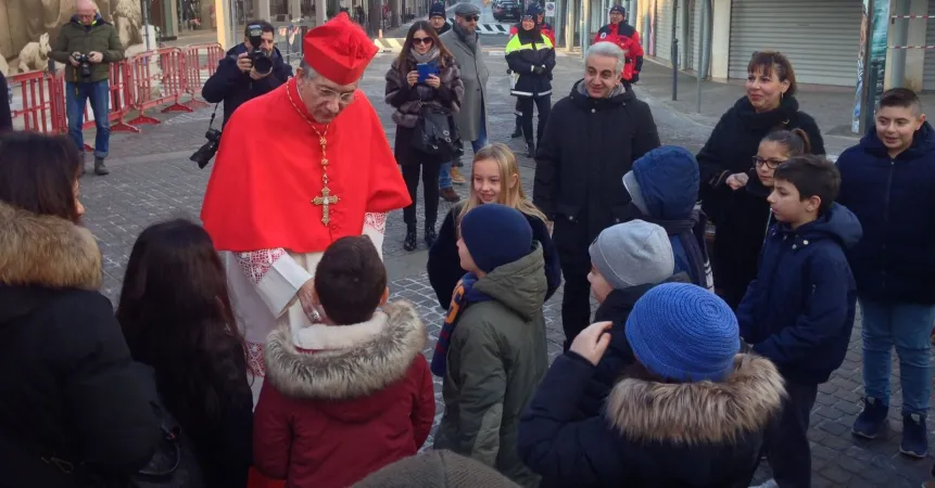 Il Patriarca di Venezia saluta dei bambini | Credit: Patriarcato di Venezia | 