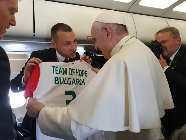 Papa Francesco sul volo per Sofia  |  | Andrea Gagliarducci ACI Stampa 