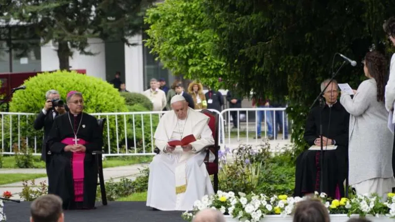 Papa Francesco e il vescovo Stojanov | Papa Francesco e il vescovo Stojanov durante il viaggio del Papa a Skopje, 7 maggio 2019 | AG / ACI Group